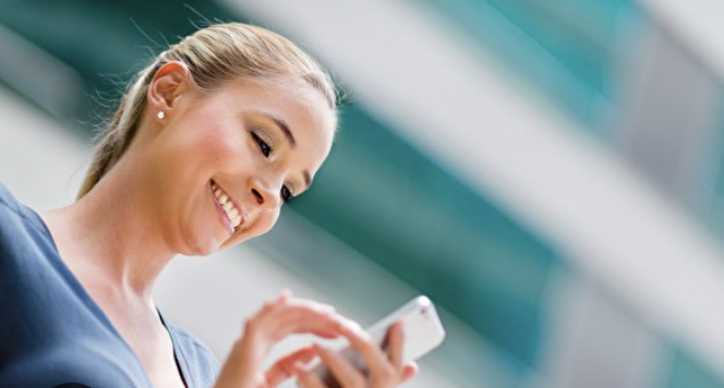 Person verdient Geld durch Videos schauen